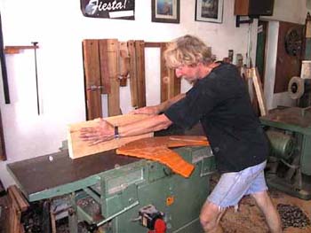 05-wood_is_getting_cutted